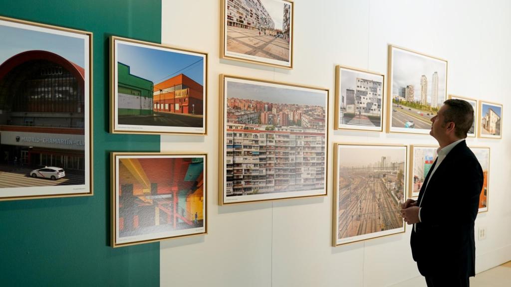 El consejero de Cultura, Turismo y Deporte, Mariano de Paco Serrano, inaugurando la exposición.