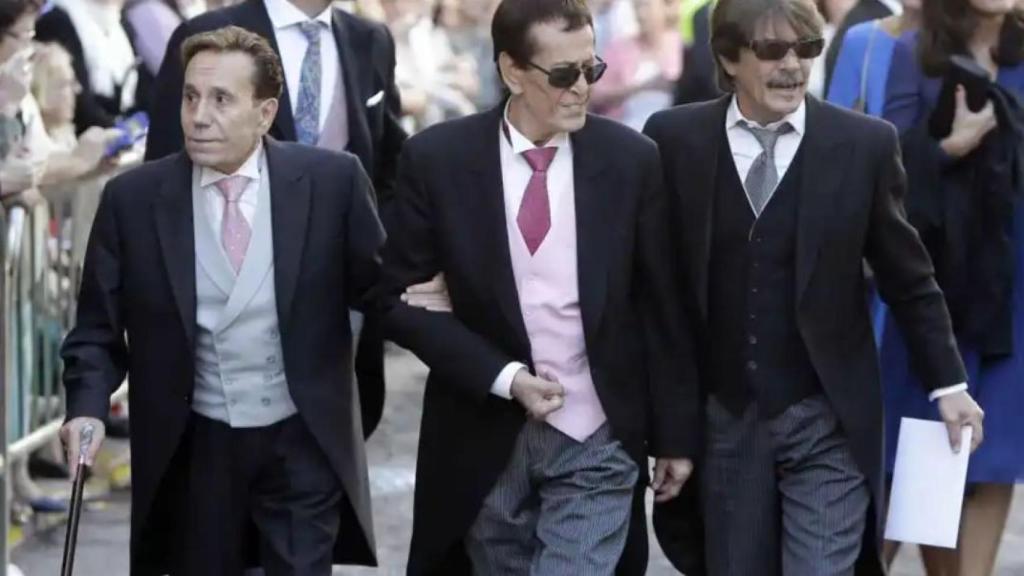 Hilario López Millán junto a Pive Amador, también miembro del jurado de 'Se llama Copla', y su marido Alberto en la boda de Cayetano Rivera y Eva González, presentadora del famoso programa.