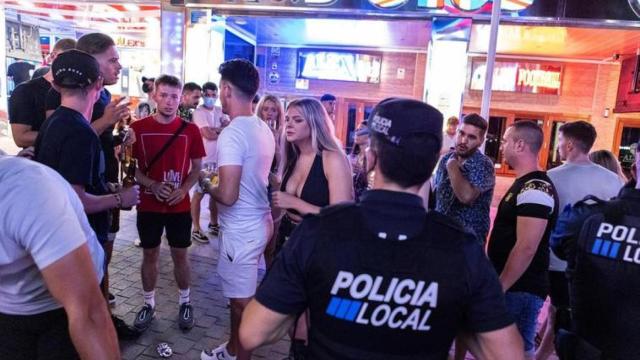 Miembros de la Policía Local intervienen en un tumulto en Magaluf