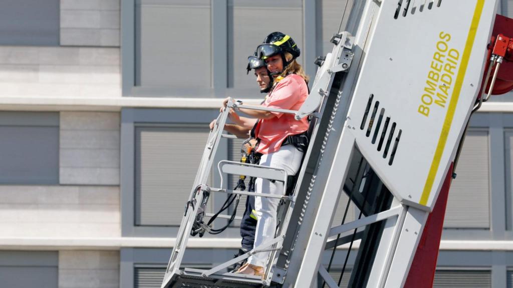 Inmaculada Sanz subida a uno de los camiones de bomberos del nuevo parque.