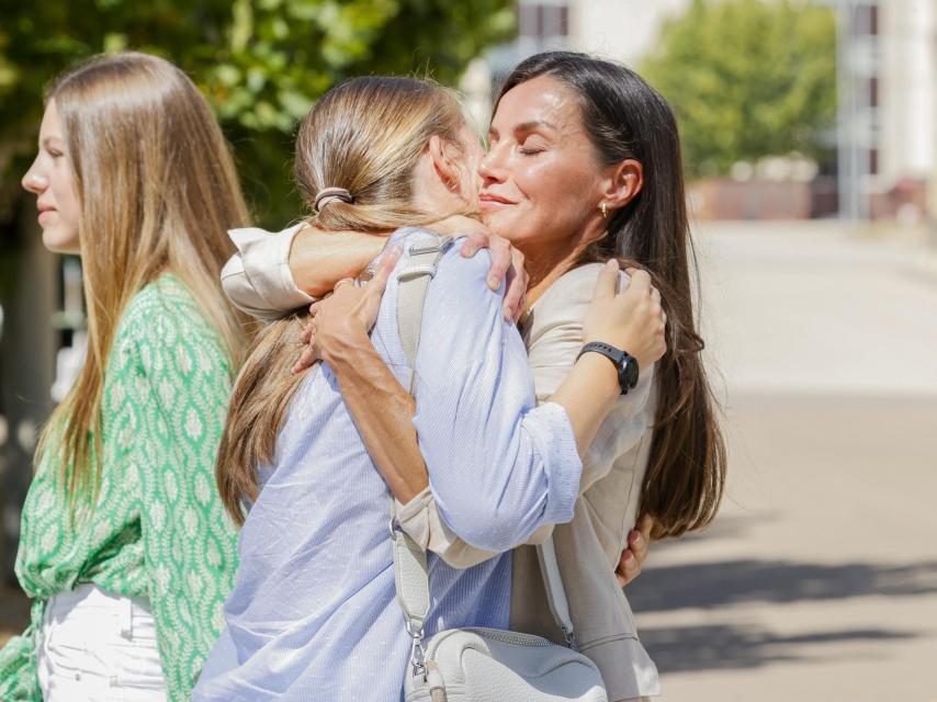Letizia, orgullosa, despide a su hija a las puertas de la Academia General Militar de Zaragoza.