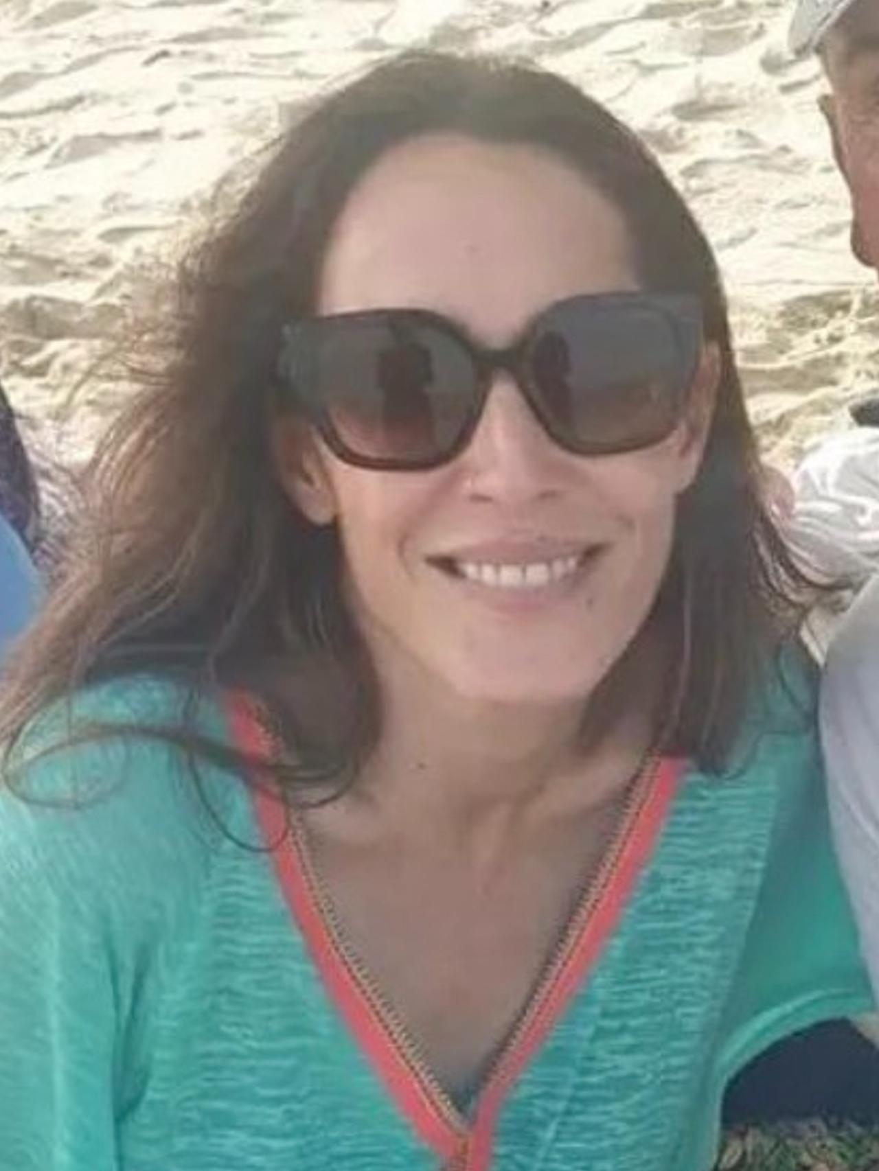 Malú, el mismo día que fue inmortalizada en la playa de Bolonia, posando con un fan.
