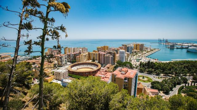 Vistas de La Malagueta desde el parador de Gibralfaro, en Málaga.
