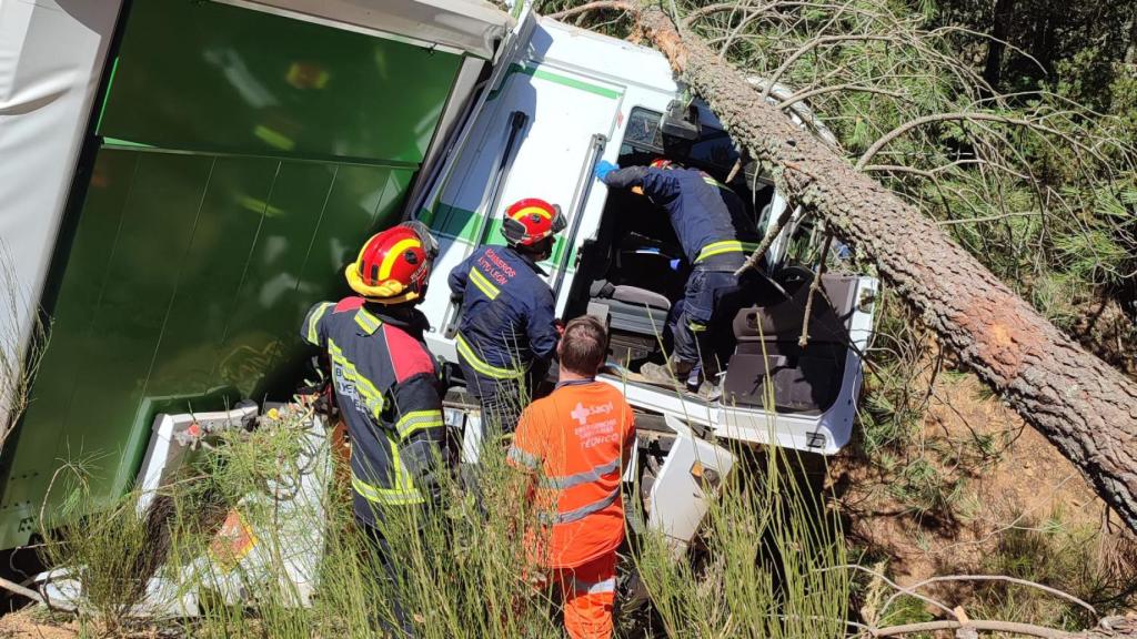 Bomberos excarcelan al camionero