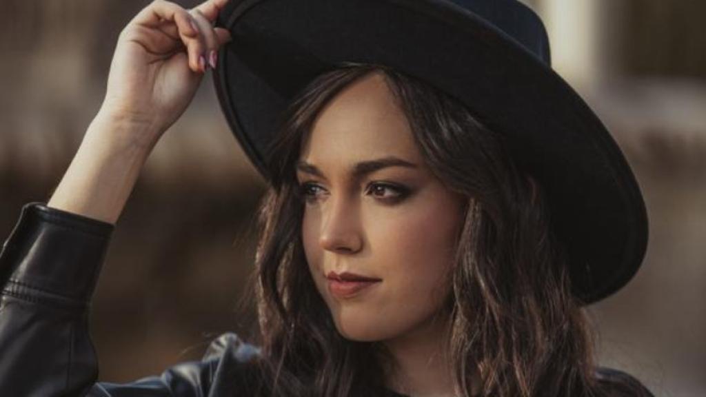 A la izquierda, María Parrado cuando ganó La Voz Kids; a la derecha, sesión de fotos de su quinto álbum.