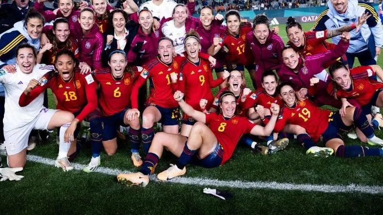 Celebración de la selección con Kenio en la parte derecha arriba