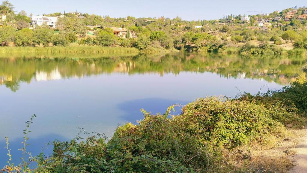 En el embalse los helicópteros contra incendios cogen agua.