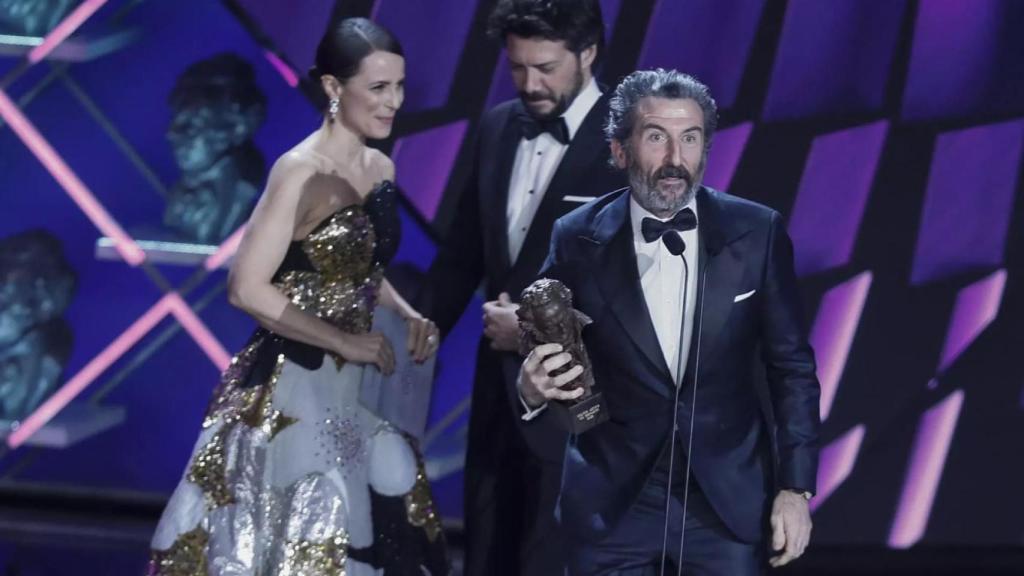 El actor Luis Zahera tras recibir el Goya a 'mejor actor de reparto' por su trabajo en 'As Bestas' durante la gala de la XXXVII edición de los Premios Goya que se celebra este sábado en el Palacio de Congresos y Exposiciones FIBES de Sevilla.