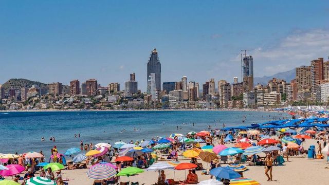 Playa de Levante de Benidorm en verano.
