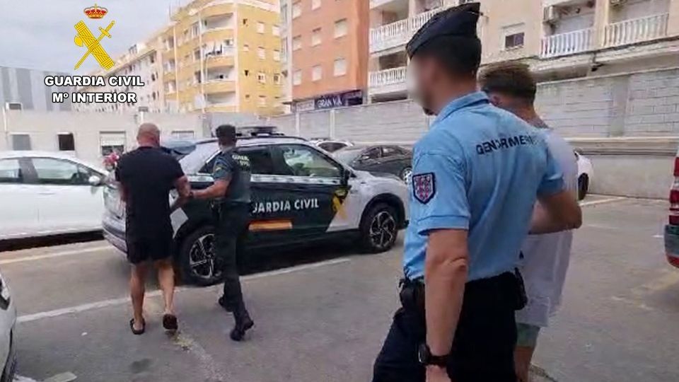 Policías franceses y guardias civiles trasladan a los detenidos.