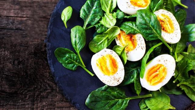 4 recetas de ensaladas con huevo que son perfectas para después de un día de playa