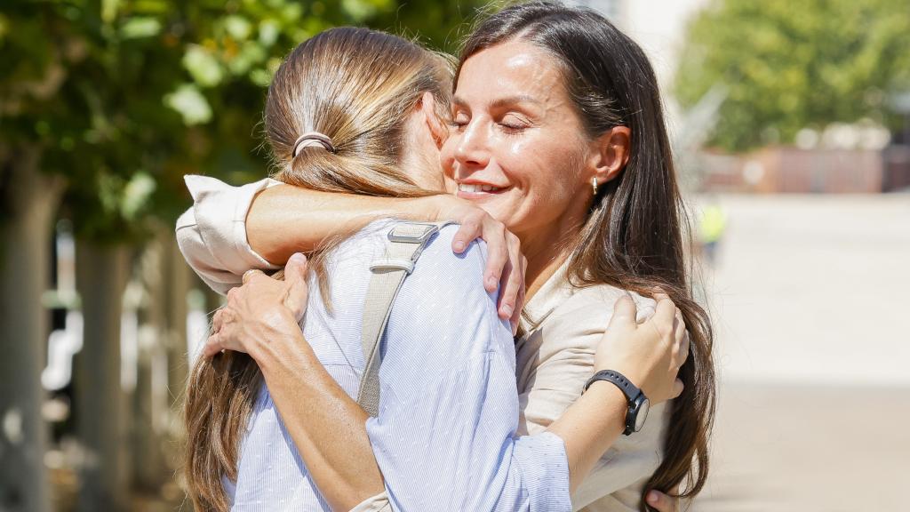 La reina Letizia abraza con fuerza a su hija, la princesa Leonor.