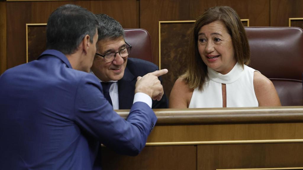 Pedro Sánchez conversa con Patxi López y Francina Armengol este jueves.