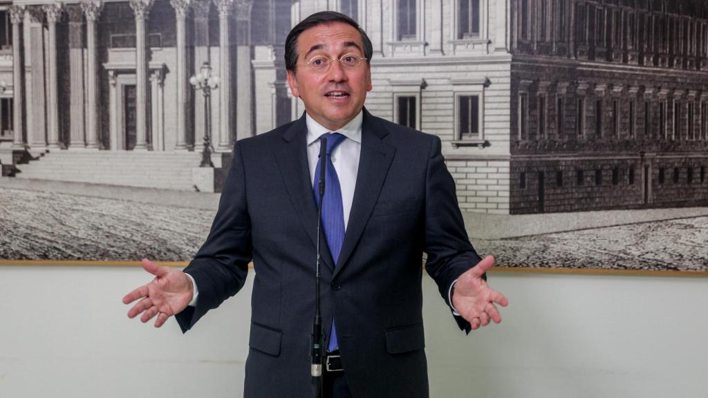 El ministro de Exteriores en funciones, José Manuel Albares, explica a la prensa los pactos con Junts sobre la lengua, en el Congreso.