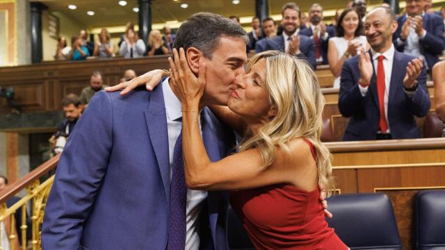El presidente del Gobierno en funciones, Pedro Sánchez, y la vicepresidenta segunda, Yolanda Díaz, este jueves en el Congreso de los Diputados.