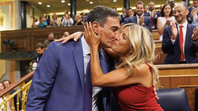 El presidente del Gobierno en funciones, Pedro Sánchez, y la vicepresidenta segunda, Yolanda Díaz, en el Congreso de los Diputados.