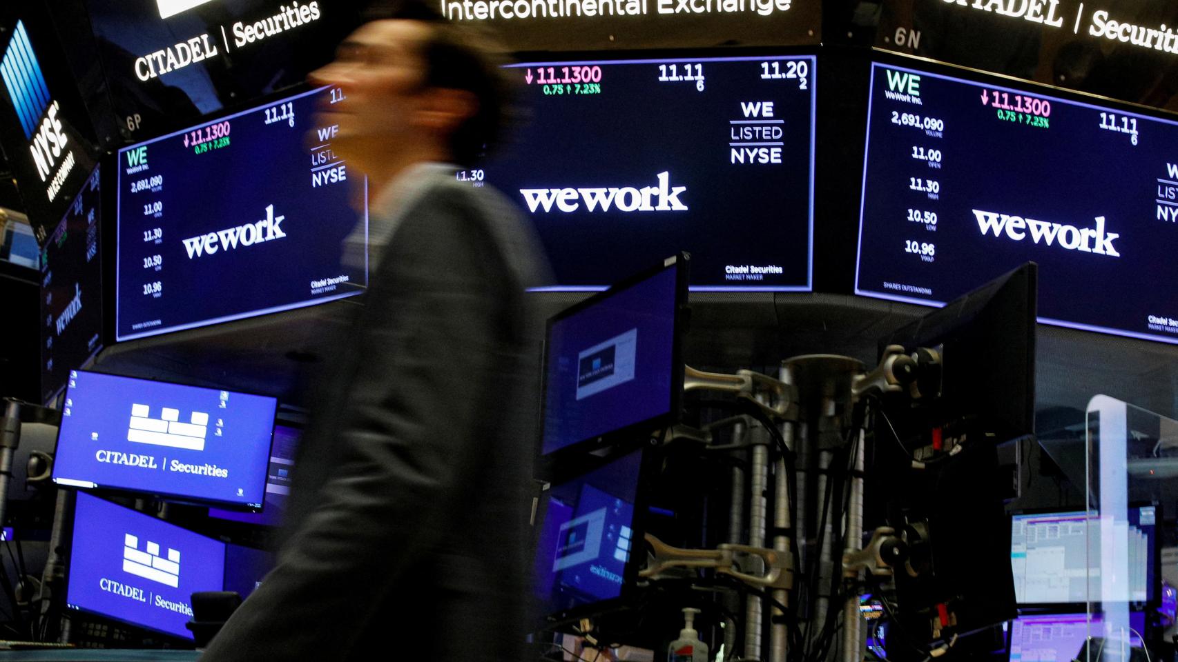 Un operador en el  parqué de la Bolsa de Nueva York durante el debut bursátil de WeWork.