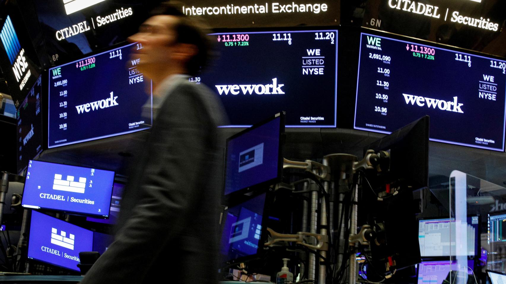 Un operador en el parqué de la Bolsa de Nueva York durante el debut bursátil de WeWork.
