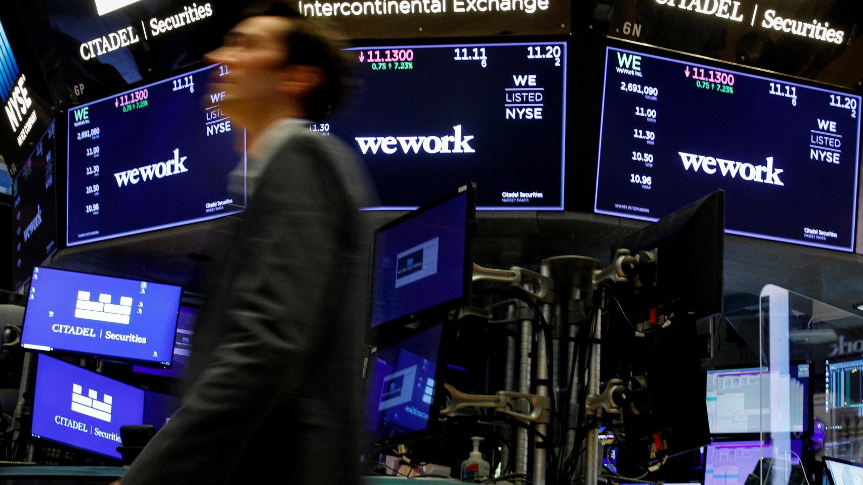Un operador en el parqué de la Bolsa de Nueva York durante el debut bursátil de WeWork.