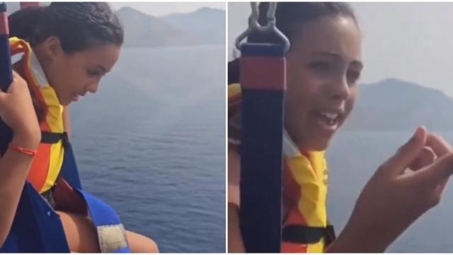 Una chica se asusta al creer estar viendo tiburones bajo ella