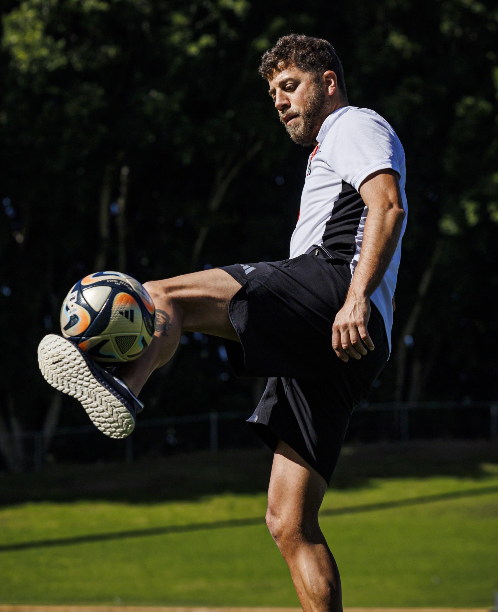 El fotógrafo Pablo García controla el balón en una foto hecha por Salma Paralluelo.