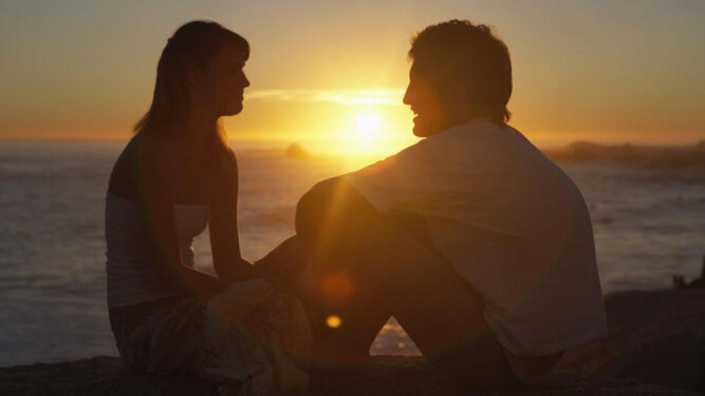 Pareja viendo la puesta de sol.