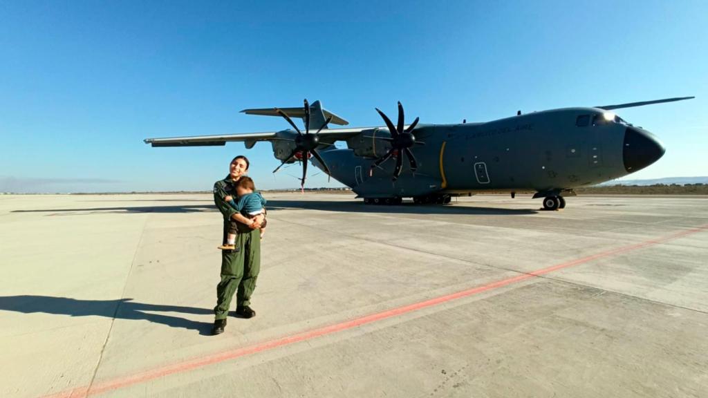 La capitán Sánchez Correa junto a su hijo en la base aérea de Zaragoza.