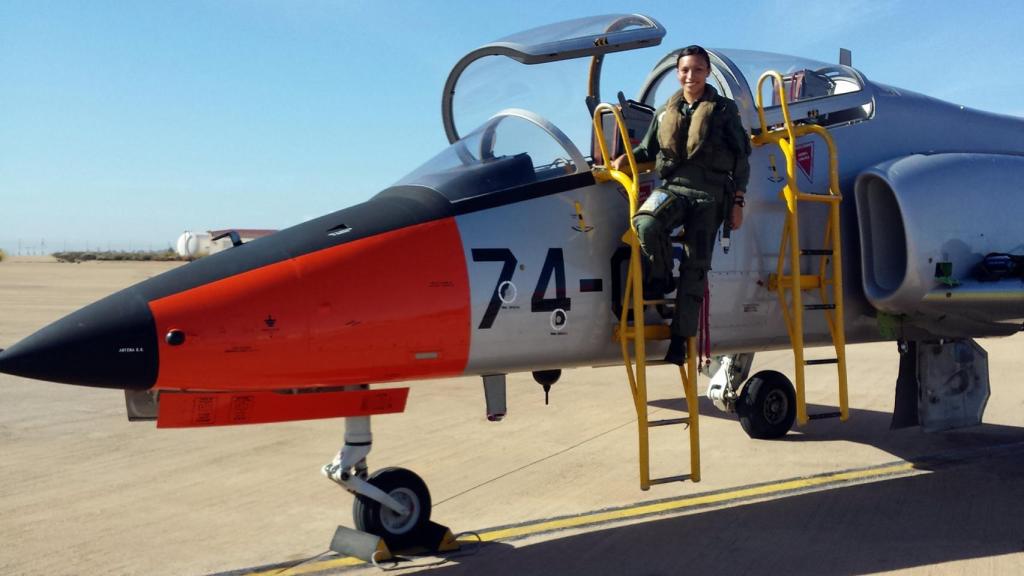 La capitán Sánchez Correa junto al avión Pilatus PC-21 en la Academia General del Aire (San Javier, Murcia)