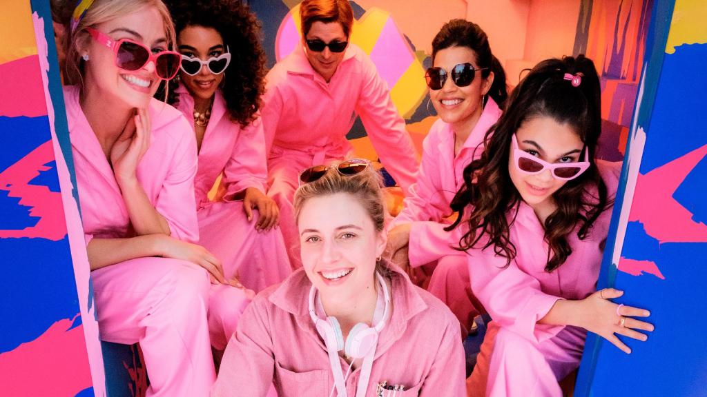Greta Gerwig junto a parte del reparto de 'Barbie'