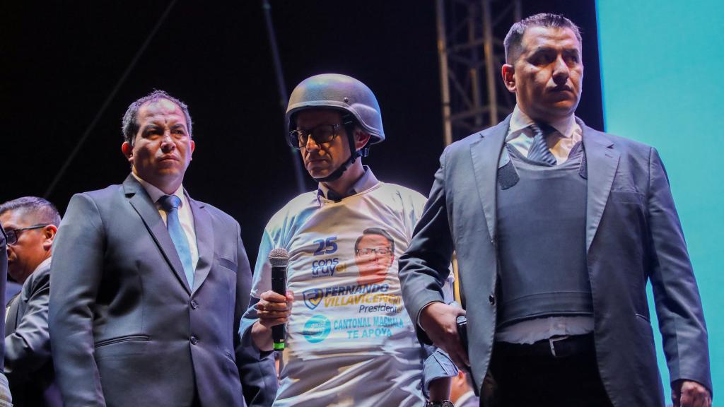 El candidato presidencial ecuatoriano Zurita y su compañero de fórmula González asisten a su mitin de cierre de campaña, en Quito.
