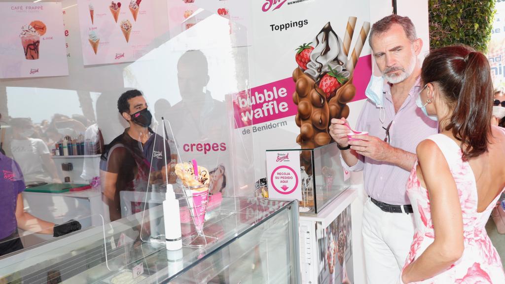 El Rey Felipe y la Reina Letizia en una heladería de Benidorm en 2020.