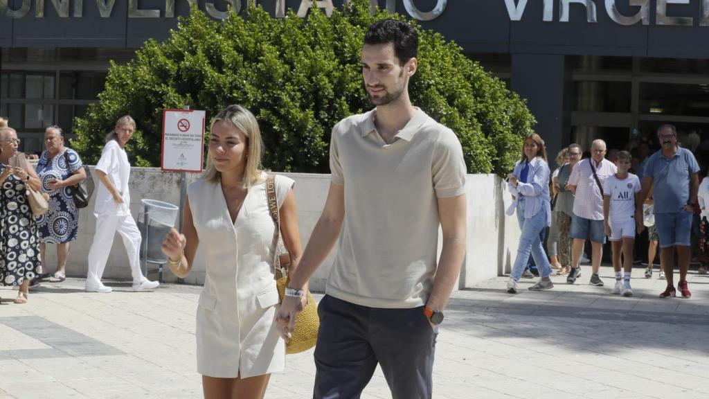 Sergio Rico, junto a su pareja Alba Silva.