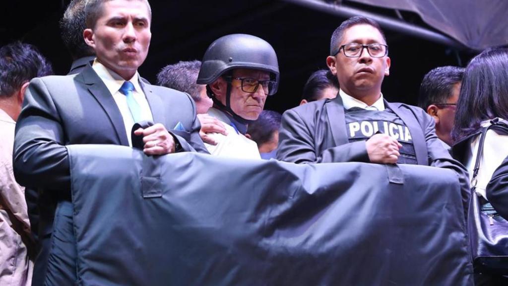 El candidato a la Presidencia de Ecuador en reemplazo de Fernando Villavicencio, Christian Zurita (c), en un mitin en Quito (Ecuador).