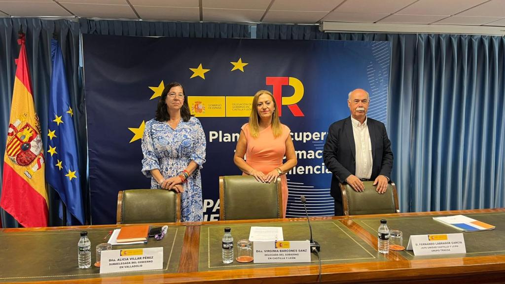 Alicia Villar, sudelegada del Gobierno en Valladolid; Virginia Barcones, delegada del Gobierno en Castilla y León, y Fernando Labrador, jefe de la Unidad Tragsa en Castilla y León