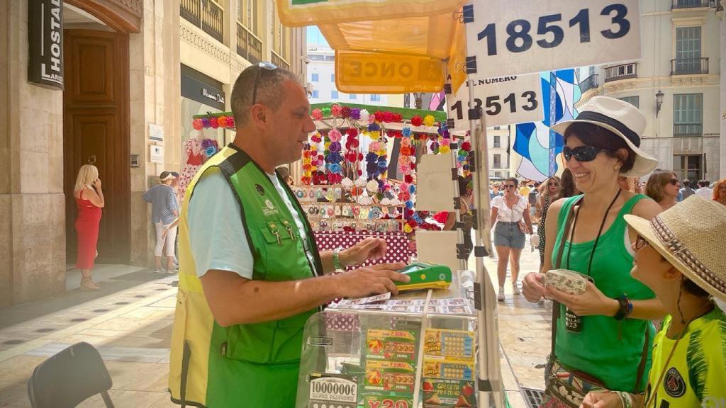 Salvador vende a unos clientes en Larios.