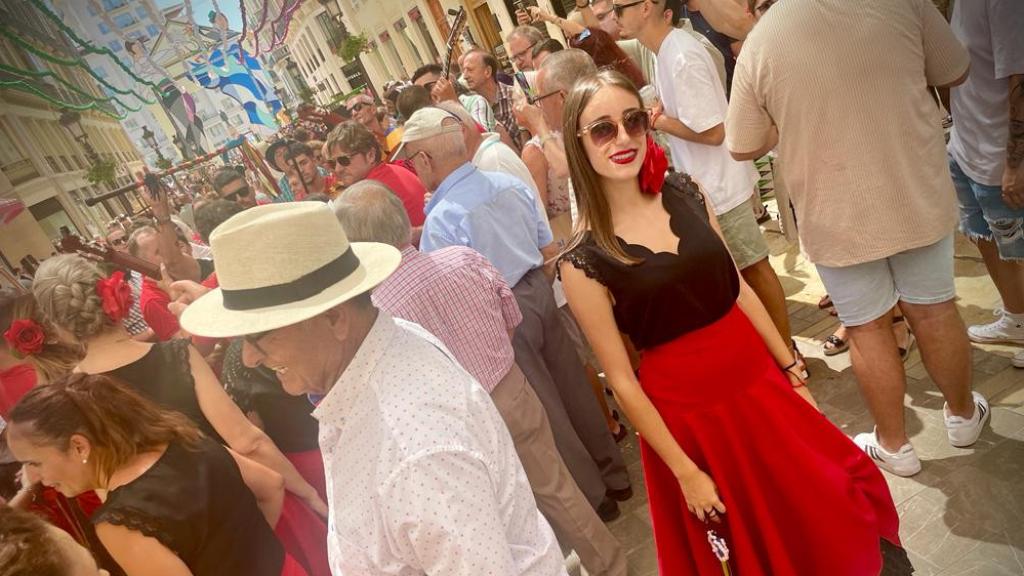 Paula posa junto a su panda de verdiales.