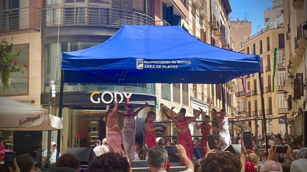 Niñas bailan danza del vientre.
