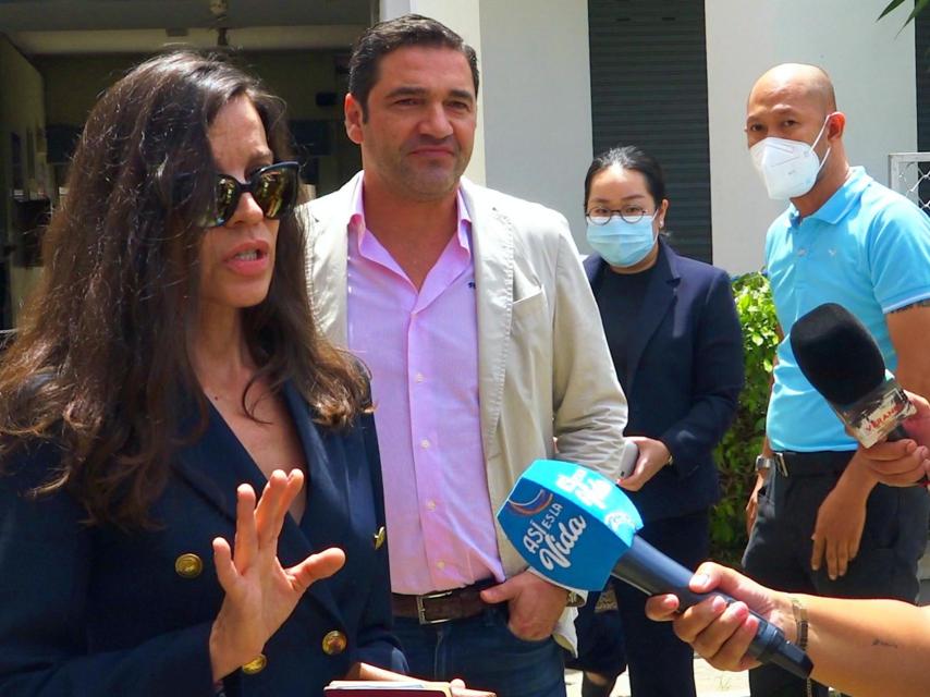 Silvia habla con los medios en su segunda visita a su hijo.