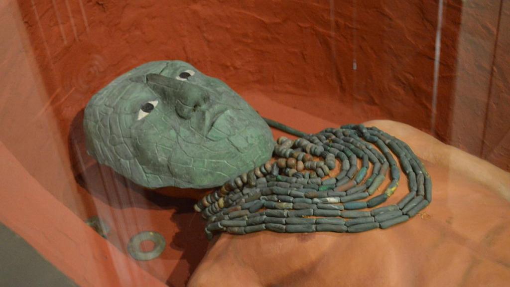 Parte del ajuar funerario de Pakal. La máscara fue restaurada entre 2007 y 2008, por lo que lucía diferente al momento del robo