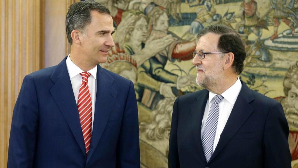Felipe VI junto a Mariano Rajoy, en el Palacio de la Zarzuela en 2016.