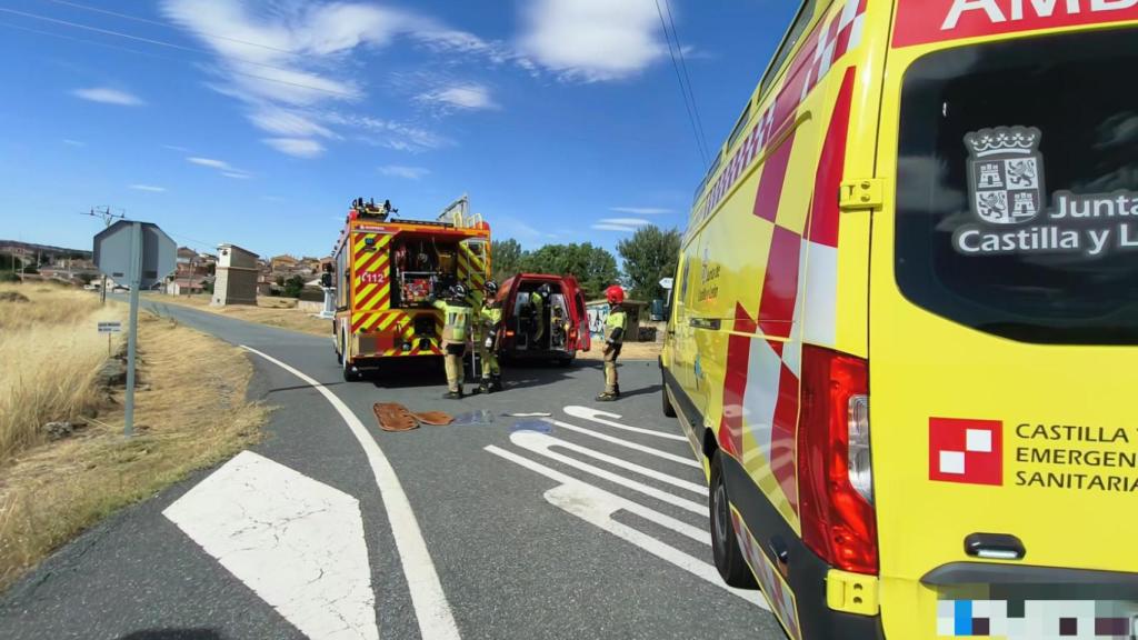 ARCHIVO - Los Bomberos de Ávila y los servicios sanitarios trabajando en un accidente
