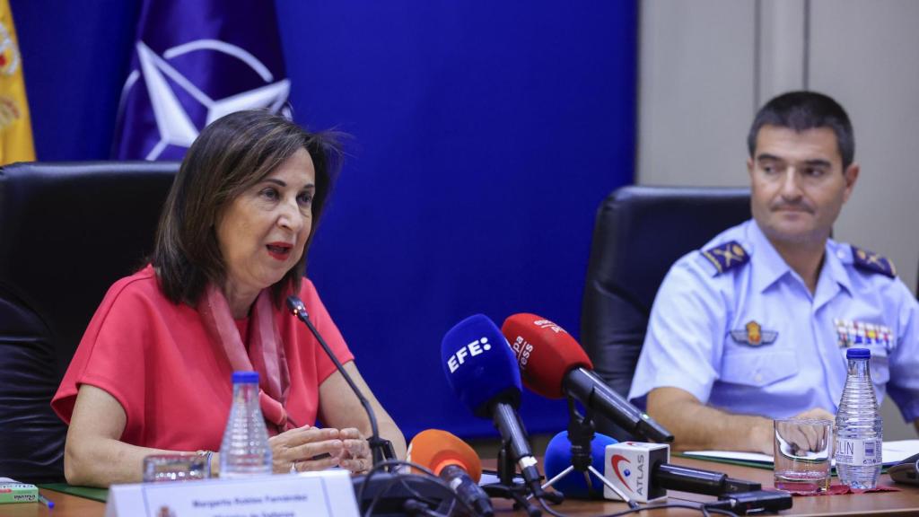 Margarita Robles ha mantenido este viernes en Madrid una videoconferencia con el Mando y Control de la UME en Tenerife.