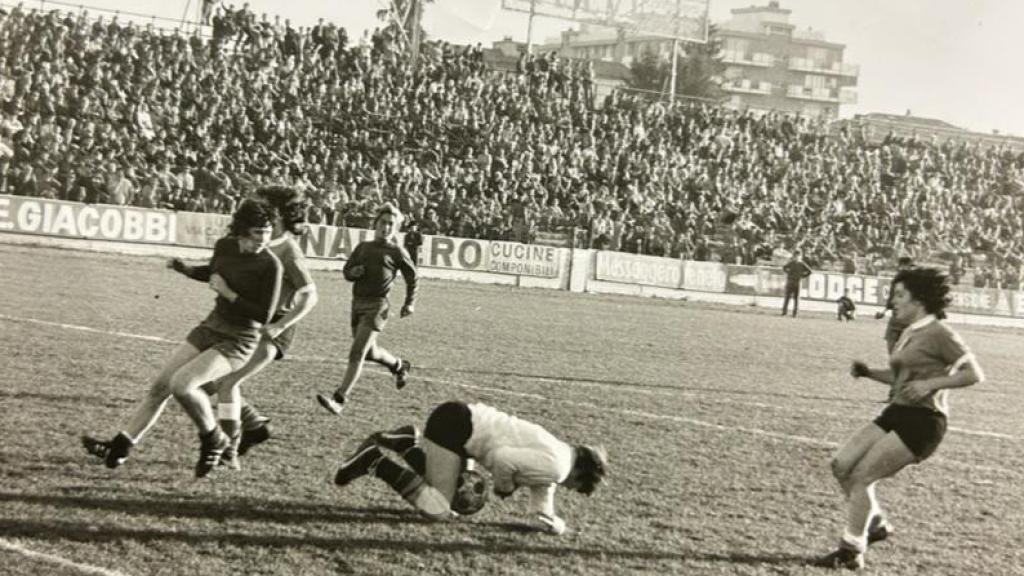 Uno de los primeros partidos de fútbol femenino.