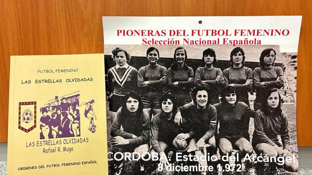 'Las estrellas olvidadas', libro autoeditado por Muga.