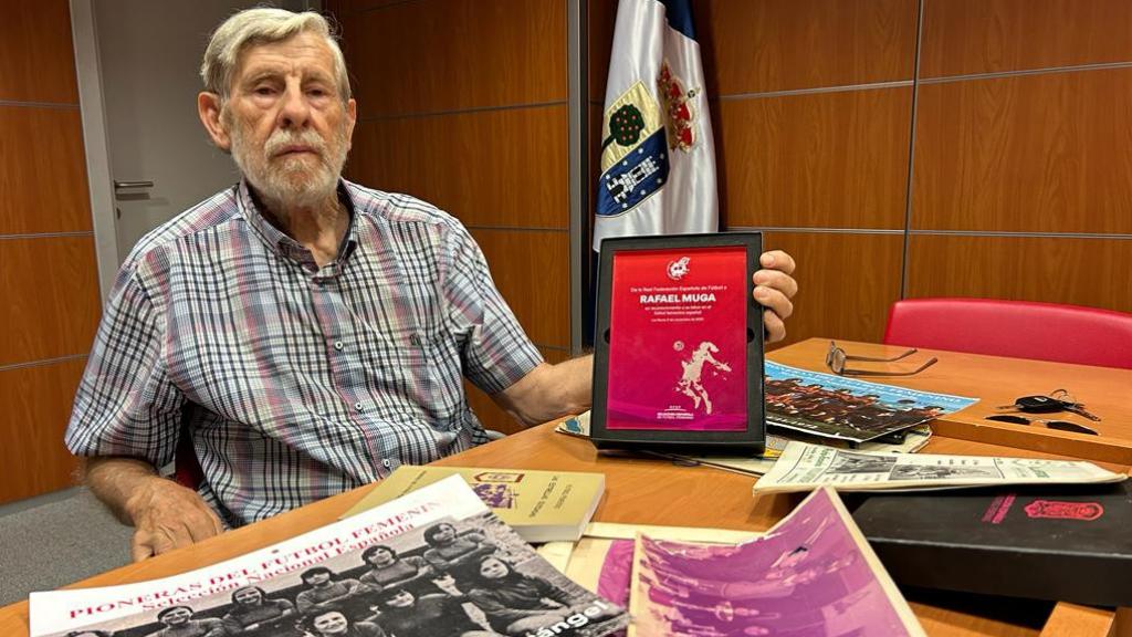 Rafael Muga junto a los recuerdos de toda una vida.