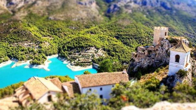 Guadalest con su famoso embalse.