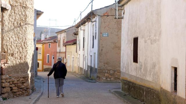 Una mujer camina sola por las calles de un pueblo de Castilla y León