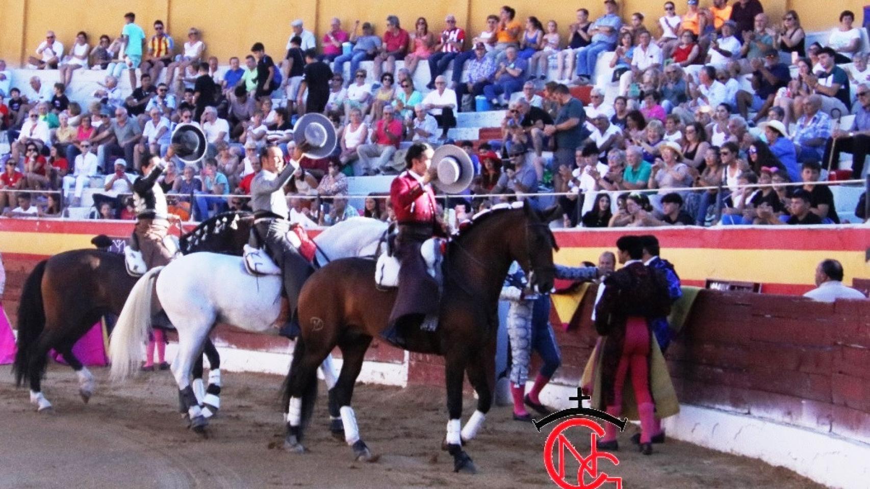 Los tres rejoneadores tras el paseíllo en el coso de Roa de Duero