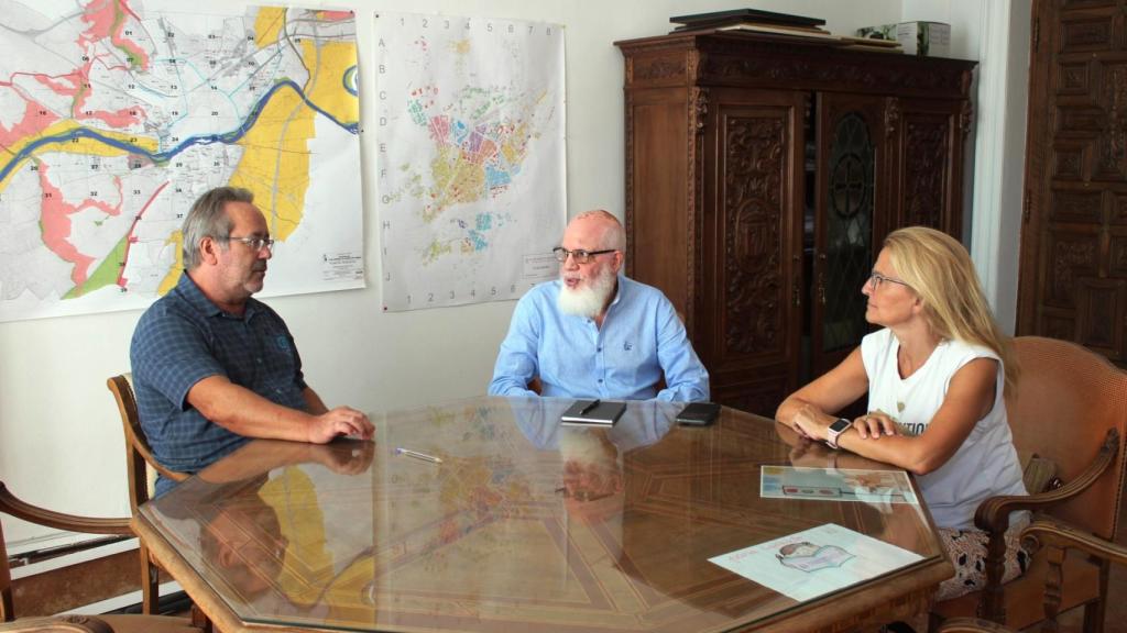 El alcalde de Zamora, Francisco Guarido, ha recibido en el Ayuntamiento al nuevo delegado saharaui para Castilla y León, Abdalahe Hamad Ahmed