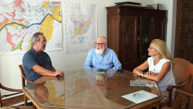 El alcalde de Zamora, Francisco Guarido, ha recibido en el Ayuntamiento al nuevo delegado saharaui para Castilla y León, Abdalahe Hamad Ahmed
